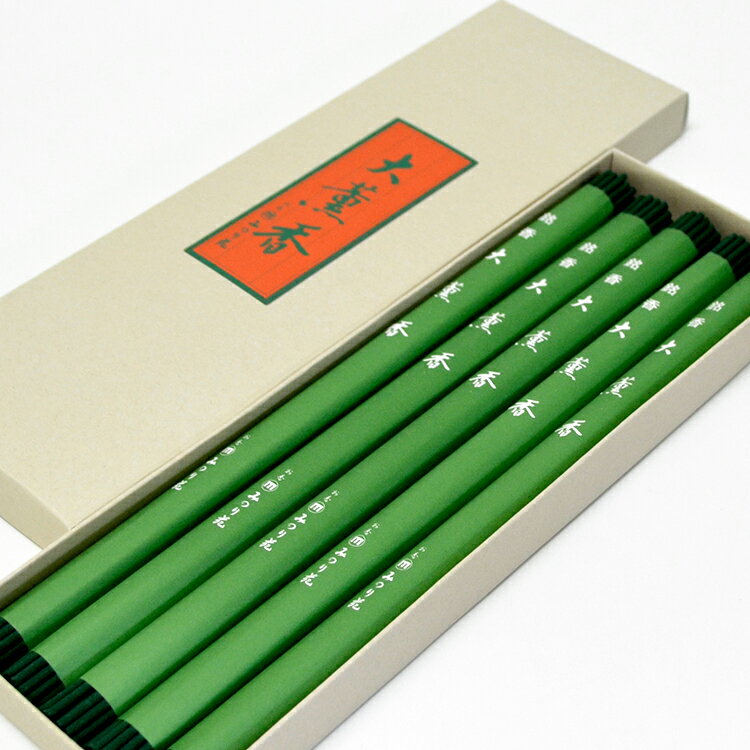 みのり苑のお線香は、自然の香木を使用し、 香木の純粋な香りや持ち味を生かすように 心を込めて作られています 。 長寸タイプのお線香「大薫香」シリーズです。 商品名　： 　「大薫香」5把入 メーカー　： 　みのり苑 内容量　： 　一束 約68g 　　　　　 お線香の長さ　： 　約32.5cm パッケージサイズ　： 　約横112mm×縦346mm×厚み26mmみのり苑のお線香は、自然の香木を使用し、 香木の純粋な香りや持ち味を生かすように 心を込めて作られています 。 長寸タイプのお線香「大薫香」です。 こちらは、長寸線香「大薫香」の5把入りです。 長いタイプのお線香は、大きな香炉が必要です。 ご自宅用というよりも寺院様向けの商品となります。 綺麗な緑色のお線香です。 お線香の長さは、約32.5cmです。 束線香が5つ 箱の中に入っています。 包装熨斗は無料で承ります。 ご希望の方は、備考欄にてご指示くださいませ。 長寸線香「大薫香」シリーズは、一把入りと5束入りがございます。 香り・価格等でご用途に合わせてお選びください。 「大薫香」5把入 「上品大薫香」5把入 「せせらぎ大薫香」5把入 「上品大薫香」1把入 「煙少大薫香」1把入