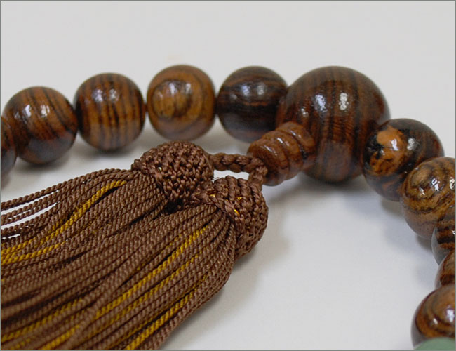 【略式念珠】【男性用数珠】虎檀〔こたん〕22珠/艶あり〔翡翠仕立〕人絹頭房/紙箱 紬の念珠入れ付き【ネコポス便対応】【数珠】【仏具】【法要】【お通夜】【お葬式】【お墓参り】【お盆】【お彼岸】【冠婚葬祭】【プレゼント】【厄除け】【お守り】