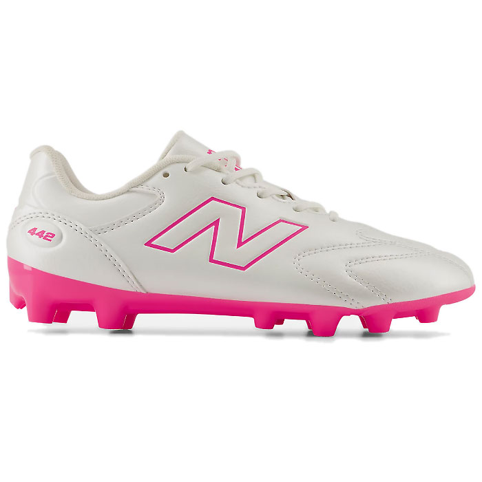 メーカー ニューバランス カテゴリー サッカー 分類 スパイク 商品名 ニューバランス（new balance）　Y43H93FW　サッカー　ジュニア スパイク　442 TEAM HG/AG JNR V3 26SS 品番 NBJ-Y43H93FW カラー・仕様・サイズ カラー：SEA SALT×PINK HEAT×GOLD METALLIC 素材アッパー：人工皮革アウトソール：合成樹脂 シューズ幅：W 対象：ジュニア 生産国：ベトナム製 商品説明 しなやかな素材感を持つマイクロファイバー材料をアッパーに採用し、心地よい履き心地を提供。3ピース構成のアッパーが前~中足部はもちろん踵も包み込むようなフィット感を提供し、安定性も向上。v2からレングスのサイジングを見直すことでフィット感が向上し、足幅の広い方向けのワイドラストにも対応。 　 　 　 　 　 　 　 　 ※この商品のカラーは、 SEA SALT×PINK HEAT×GOLD METALLIC となります。