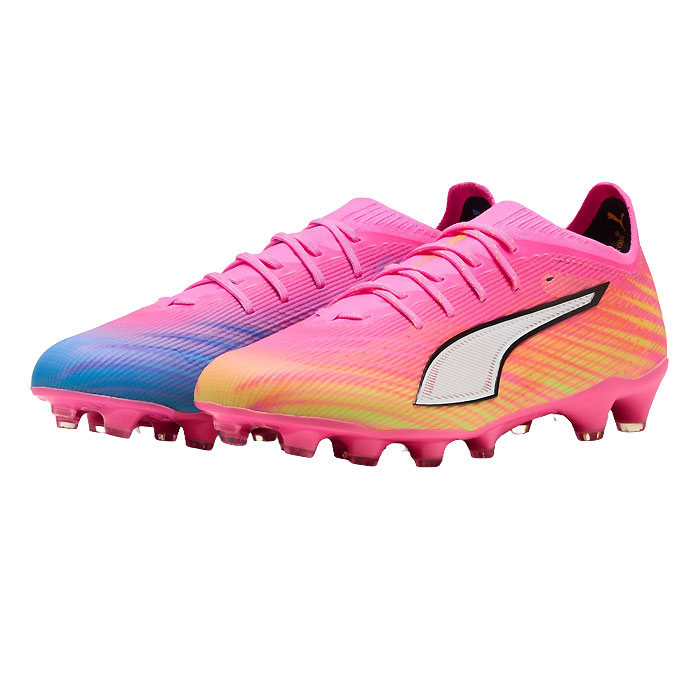 メーカー PUMA（プーマ） カテゴリー サッカー 分類 スパイク 商品名 PUMA（プーマ）　108998 05　サッカー　スパイク　ULTRA ウルトラ 6 アルティメット HG/AG　26Q3 品番 PJ-108998-05 カラー・仕様・サイズ カラー：05（Poison Pink×PUMA White×Sun Stream×Bright Aqua×PUMA Black） 素材アッパー：合成樹脂/合成繊維アウトソール：合成樹脂底 対応グラウンド：天然芝・ハードグラウンド・ロングパイル人工芝グラウンド 対象：メンズ・ユニセックス 生産国：ベトナム製 商品説明 固い土や人工芝でのプレーに最適な設計です。アウトソールには、Pebaxとポリウレタンを組み合わせたライトウェイトHG/AGソールを搭載。加速力を最大限に引き出すために設計されたスタッド配置と、蹴り出し時の反発を生むシャンク構造で、爆発的なスピードをサポートします。アッパーには、エンジニアードメッシュ構造を採用。耐久性が必要な部分は編み込みを強化し、柔軟性が求められる部分は網目を広げることで、軽量性とフィット感を両立。 　 　 　 　 　 　 　 　 ※この商品のカラーは、 05（Poison Pink×PUMA White×Sun Stream×Bright Aqua×PUMA Black） となります。