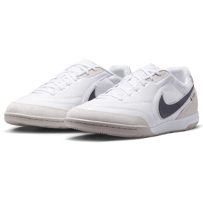 メーカー ナイキ（NIKE） カテゴリー フットサル 分類 シューズ 商品名 ナイキ（NIKE）　HQ7017 101　サッカー フットサルシューズ　インドア用　ティエンポ ストリート ガト 26FA 品番 NJP-HQ7017-101 カラー・仕様・サイズ カラー：（101）ホワイト/グリッドアイアン-ムーンパーティクル 素材アッパー：合成皮革/天然皮革/合成繊維アウトソール：ゴム底 対応コート：インドア（室内）用 対象：メンズ・ユニセックス 生産国：インドネシア製 商品説明 アッパーに柔らかいFlyTouchレザーを使用。濡れた状態でも乾いた状態でも一貫したボールタッチを実現します。FlyTouchレザーの特性により、伸びすぎることなく足の形状に快適になじみます。ミッドソールには柔らかいCushlon 3.0フォームを使用。平坦さに欠ける地形であっても快適な履き心地が持続します。 　 　 　 　 　 　 　 　 ※この商品のカラーは、 （101）ホワイト/グリッドアイアン-ムーンパーティクル となります。