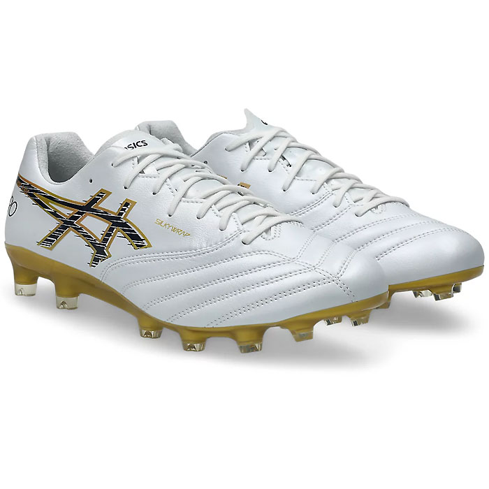 メーカー asics（アシックス） カテゴリー サッカー 分類 スパイク 商品名 asics（アシックス）　1101A072 106　サッカー　スパイク　DS LIGHT ディーエスライト X-FLY PRO 3 スタンダード 26AW 品番 AS-1101A072-106 カラー・仕様・サイズ カラー：106（White×Midnight） 素材アッパー：人工皮革/合成樹脂アウトソール：合成底インナーソール：合成樹脂（取替式） シューズ幅：スタンダード 対応グラウンド：土・天然芝・ロングパイル人工芝グラウンド 対象：メンズ・ユニセックス 生産国：ベトナム製 商品説明 柔軟性/耐久性に優れた新素材「SILKYWRAP」をアッパー全面に採用。素足感覚の繊細なボールタッチを可能にするやわらかさと足馴染みで、試合終盤まで優れたフィット感を維持。ダッシュ一歩目に注目し、縦のグリップが効きやすいようにつま先から2列目のスタッドをブレード形状に近づけ、角度も蹴り出し方向へグリップが効くよう形状などアップデート。高い推進力を得るためのアウターソールで選手のパフォーマンスをサポート。 　 　 　 　 　 　 　 　 ※この商品のカラーは、 106（White×Midnight） となります。