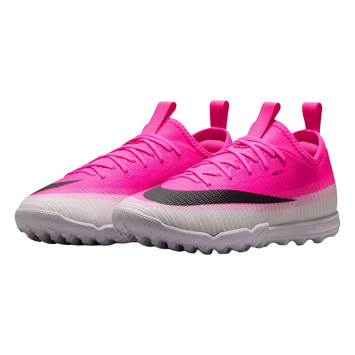 メーカー ナイキ（NIKE） カテゴリー サッカー 分類 トレーニングシューズ 商品名 ナイキ（NIKE）　IQ2365 900　サッカー　ジュニア トレーニングシューズ　MERCURIAL ズーム マーキュリアル ヴェイパー 17 アカデミー TF　26FA 品番 NJP-IQ2365-900 カラー・仕様・サイズ カラー：（900）マルチカラー×ブラック 素材アッパー：合成樹脂/合成繊維アウトソール：ゴム底 対応グラウンド：ターフ・ショートパイル人工芝 対象：ジュニア 生産国：インドネシア製 商品説明 アッパーはNikeSkin素材。素足でサッカーをしているような感覚で、ボールをコントロールできます。軽量プレートで質量を減らしながらも、反応性を高めています。素材：合成樹脂/合成繊維 　 　 　 　 　 　 　 　 ※この商品のカラーは、 （001）ブラック/ブラック/イリュージョングリーン となります。