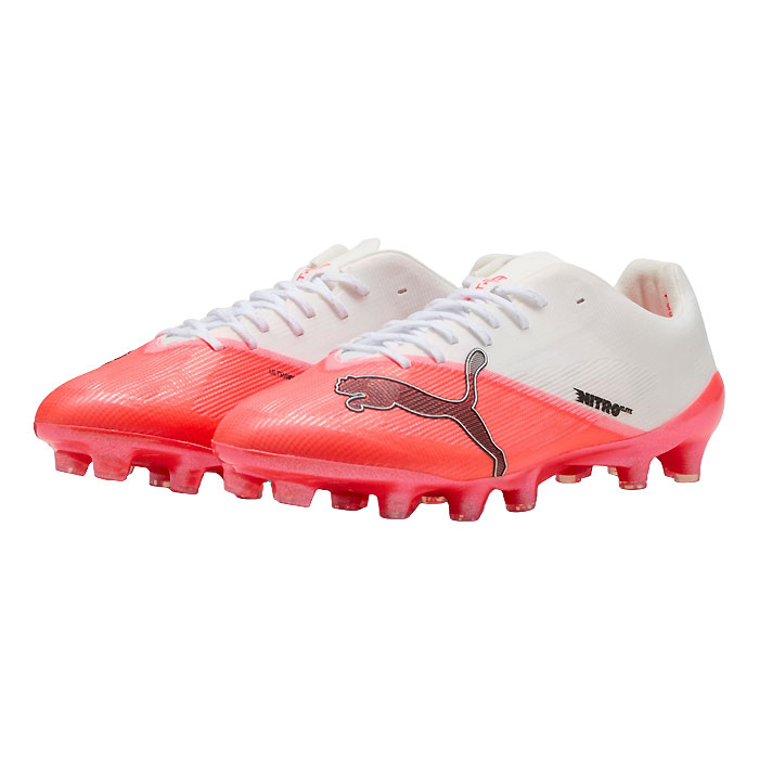メーカー PUMA（プーマ） カテゴリー サッカー 分類 スパイク 商品名 PUMA（プーマ）　109227 01　サッカー　スパイク　ULTRA ウルトラ ニトロ 7 アルティメット HG/AG　26Q3 品番 PJ-109227-01 カラー・仕様・サイズ カラー：01（ウルトラレッド×プーマブラック×プーマホワイト） 素材アッパー：合成樹脂/合成繊維アウトソール：合成樹脂底 対応グラウンド：天然芝・ハードグラウンド・ロングパイル人工芝グラウンド 対象：メンズ・ユニセックス 生産国：ベトナム製 商品説明 アッパーには、軽量性・柔軟性・耐久性を兼ね備えたULTRAWEAVEテクノロジーを採用。スピードプレーヤーのために設計されたエンジニアードウーブン素材が足をしっかりホールドし、トップスピード時の横ブレを抑制します。さらに、極薄マイクロファイバー素材を採用したGRIPCONTROL PROがボールとの接地感を高め、高速プレー時でも優れたボールコントロール性能を発揮。雨や湿気による水の浸透も軽減し、試合終了まで安定したパフォーマンスをサポートします。 　 　 　 　 　 　 　 　 ※この商品のカラーは、 01（ウルトラレッド×プーマブラック×プーマホワイト） となります。