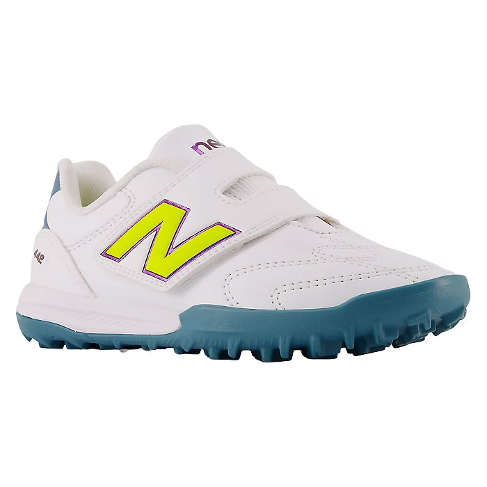 メーカー ニューバランス カテゴリー サッカー 分類 トレーニングシューズ 商品名 ニューバランス（new balance）　Y43VT2CVW　サッカー　トレーニングシューズ　ジュニア　442 Team Hook&Loop JNR TF V3 26FW 品番 NBJ-Y43VT2CVW カラー・仕様・サイズ カラー：WHITE×ALKALINE GREEN 素材アッパー：人工皮革ソール：ゴム底 シューズ幅：W（標準-やや幅広） 対象：ジュニア 生産国：ベトナム製 商品説明 毎日の練習に最適なジュニア向けエントリーモデル。3ピース構成のアッパーが足を包み込むようなフィット感を提供し、安定性も向上。安定性に優れたフルグランドターフソールが練習から試合、オフピッチまで快適にサポート。 　 　 　 　 　 　 　 　 ※この商品のカラーは、 WHITE×ALKALINE GREEN となります。