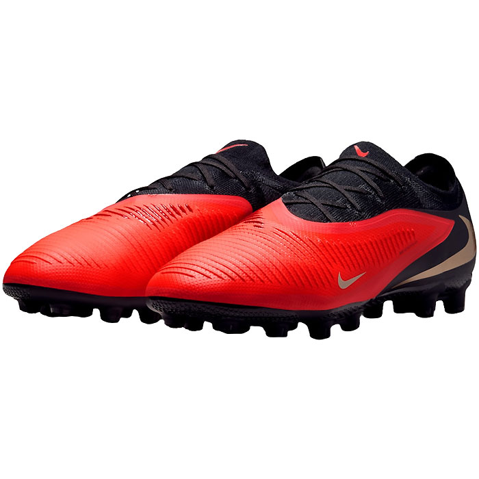 メーカー ナイキ（NIKE） カテゴリー サッカー 分類 スパイク 商品名 ナイキ（NIKE）　HQ2316 600　サッカー　スパイク　PHANTOM ファントム 6 LOW プロ HG 26FA 品番 NJP-HQ2316-600 カラー・仕様・サイズ カラー：（600）ブライトクリムゾン/ブライトクリムゾン/ブラック 素材アッパー：合成樹脂/合成繊維アウトソール：合成底/合成樹脂（固定スパイク） 対応グラウンド：ハードグラウンド・天然芝グラウンド 対象：メンズ・ユニセックス 生産国：インドネシア製 商品説明 グリップ性に優れたVNMSkinとFlyknit素材により、ボールさばきの精度を向上。足とボールの一体感を高め、クリーンなシュートとワンランク上の正確性を実現します。 　 　 　 　 　 　 　 　 ※この商品のカラーは、 （600）ブライトクリムゾン/ブライトクリムゾン/ブラック となります。