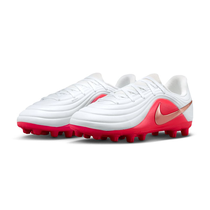 メーカー ナイキ（NIKE） カテゴリー サッカー 分類 スパイク 商品名 ナイキ（NIKE）　IB5036 100　サッカー　スパイク　ジュニア　TIEMPO ティエンポ マエストロ アカデミー HG　26FA 品番 NJP-IB5036-100 カラー・仕様・サイズ カラー：（100）ホワイト/ブラー/ブライトクリムゾン 素材アッパー：合成皮革/合成繊維アウトソール：合成底/合成樹脂（固定スパイク） 対応グラウンド：ハードグラウンド・天然芝グラウンド 対象：ジュニア 生産国：ベトナム製 商品説明 驚くほど柔らかい人工皮革FlyTouchアッパーが、足の形状に突っ張らず快適にフィットする。天候やピッチの濡れ具合に左右されることなく、常に安定したボールコントロールが可能。少し短めで強度の高いスタッドを搭載し、硬い土や砂利のグラウンドで優れたグリップを発揮。 　 　 　 　 　 　 　 　 ※この商品のカラーは、 （100）ホワイト/ブラー/ブライトクリムゾン となります。