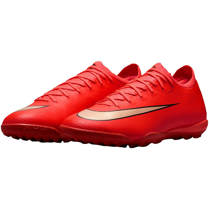 メーカー ナイキ（NIKE） カテゴリー サッカー 分類 トレーニングシューズ 商品名 ナイキ（NIKE）　IM5811 600　サッカー　トレーニングシューズ　MERCURIAL　ズーム マーキュリアル ヴェイパー 17 プロ TF　27FA 品番 NJP-IM5811-600 カラー・仕様・サイズ カラー：（600）ブライトクリムゾン / ブラー 素材アッパー：合成樹脂/合成繊維アウトソール：ゴム底 対応グラウンド：ターフ・ショートパイル人工芝グラウンド 対象：メンズ・ユニセックス 生産国：中国製 商品説明 驚くほど軽くて丈夫なFlyknitアッパーがサポート性を高め、優れたボール一体感を実現。独自の軽量プレートにより質量を削減し、ダッシュ時や高速域での反応性を向上。抜群のグリップ性を発揮するトラクションが、狭い空間でも鋭いターンと滑らかな方向転換をサポート。ラバーアウトソールを採用し、毛足の短い人工芝（ターフコート）のフィールドでの使用に最適。 　 　 　 　 　 　 　 　 ※この商品のカラーは、 （600）ブライトクリムゾン / ブラー となります。