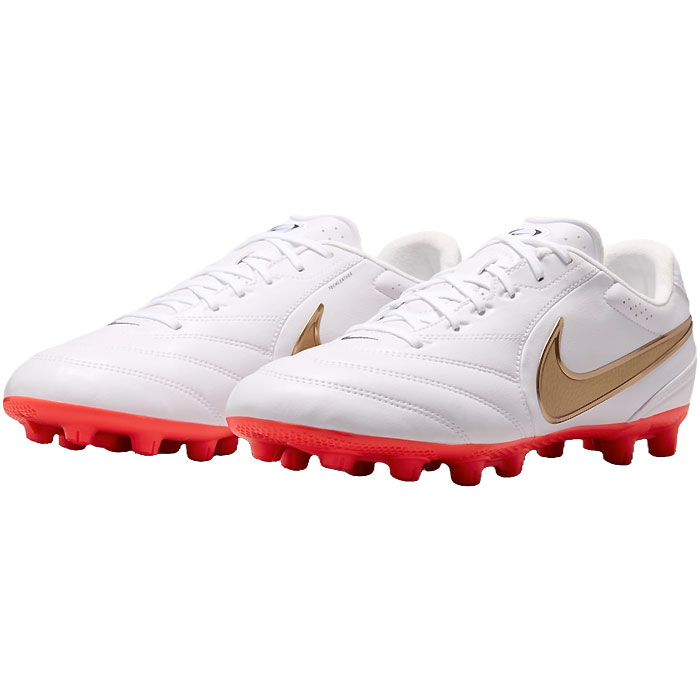 メーカー ナイキ（NIKE） カテゴリー サッカー 分類 スパイク 商品名 ナイキ（NIKE）　IM6960 100　サッカー　スパイク　TIEMPO LIGERA ティエンポ リゲラ PRO HG 26FA 品番 NJP-IM6960-100 カラー・仕様・サイズ カラー：（100）ホワイト/ブラー/ブライトクリムゾン アッパー：合成皮革/合成繊維アウトソール：合成底/合成樹脂（固定スパイク） 対象：メンズ・ユニセックス 対応グラウンド：天然芝・ハードグラウンド 生産国：ベトナム製 商品説明 アッパーに抜群に柔らかいステッチ入りの人工皮革TechLeatherを採用。天候やピッチの濡れ具合に左右されず、常に均質で高精度なボールタッチが可能。最新の素材構造と従来のプレートを掛け合わせ、コントロール性を保ちつつ軽量化。ヒール部分の円錐形スタッズにより、硬い土や砂利のピッチでの確実な急制動をサポート。 　 　 　 　 　 　 　 　 ※この商品のカラーは、 （100）ホワイト/ブラー/ブライトクリムゾン となります。