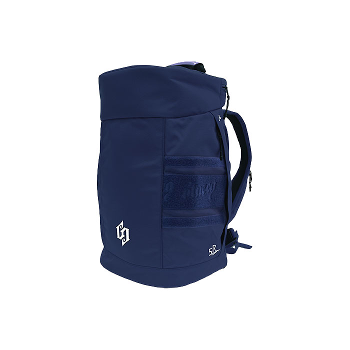 メーカー ブルイク（blueeq） カテゴリー マルチSP 分類 バッグ 商品名 ブルイク（blueeq）　BQB00042 040 マルチSP　バックパック　5R TANK BAG 40L 26FW 品番 SSK-BQB00042-040 カラー・仕様・サイズ カラー：040（ネイビー） 素材：ポリエステル 容量：約40L サイズ：W31×H53×D25cm 付属品：オリジナルカラビナ/専用レインカバー（バッグ底面の専用ポケットに収納可能） 生産国：中国製 商品説明 底面のデルタパッチ、樹脂プレート、各所のパッド芯により、荷物を入れても型崩れせず綺麗に自立します。本体室と仕切られており、サッカー5号球、バスケ7号球、野球用ヘルメットをそのまま収納可能です。サイドポケットとベルトを使用することで、野球バット2本やテニスラケットを固定して持ち運べます。ペットボトル約28本分を再利用したオリジナル生地で、高い撥水・耐水・耐光性を誇ります。手への負担を軽減する独自の頑丈なハンドルを上部に搭載しています。 　 　 　 　 　 　 　 　 ※この商品のカラーは、 040（ネイビー） となります。