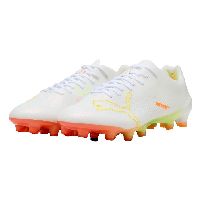 メーカー PUMA（プーマ） カテゴリー サッカー 分類 スパイク 商品名 PUMA（プーマ）　109384 01　サッカー　スパイク　ULTRA ウルトラ ニトロ 7 アルティメット HG/AG　26Q3 品番 PJ-109384-01 カラー・仕様・サイズ カラー：01（プーマホワイト×イエローアラート×ルミナスピンク） 素材アッパー：合成樹脂/合成繊維アウトソール：合成樹脂底 対応グラウンド：天然芝・ハードグラウンド・ロングパイル人工芝グラウンド 対象：メンズ・ユニセックス 生産国：ベトナム製 商品説明 驚異的な軽さと反発性を誇る「NITRO ELITE」フォームを足裏に搭載しています。超軽量で高強度な独自ウーブン素材「ULTRAWEAVE」をアッパーに採用。一歩目の蹴り出しを鋭くする、軽量な「スピードシステム2.0」アウトソール。日本の硬い土や人工芝グラウンドに最適化された、足馴染みの良いジャパンラスト設計です。 　 　 　 　 　 　 　 　 ※この商品のカラーは、 01（プーマホワイト×イエローアラート×ルミナスピンク） となります。