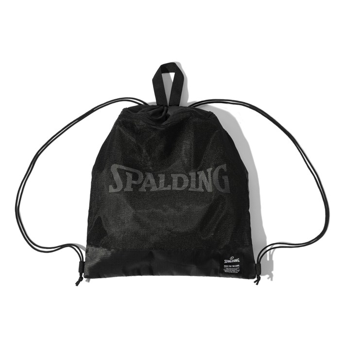 メーカー SPALDING（スポルディング） カテゴリー バスケットボール 分類 バック 商品名 SPALDING（スポルディング）　42-018BK　バスケットボール　バック　デイリー ナップサック ブラック　26SS 品番 SPD-42-018BK カラー・仕様・サイズ カラー：ブラック 素材：ポリエステル サイズ：W40×H48cm 生産国：中国製 商品説明 暗い場所でも視認性を高めるリフレクタープリントロゴがポイント。7号ボールが収納可能なサイズ感。 　 　 　 　 　 　 　 　 ※この商品のカラーは、 ブラック となります。