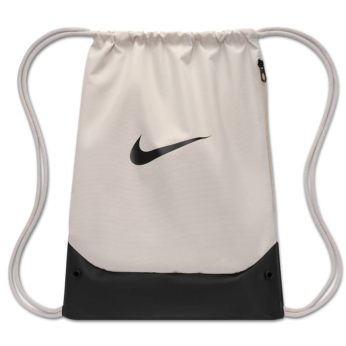 メーカー ナイキ（NIKE） カテゴリー バスケットボール 分類 バッグ 商品名 ナイキ（NIKE）　IB4409 072　マルチSP　ブラジリア ドローコード バッグ 18L 26SU 品番 NJP-IB4409-072 カラー・仕様・サイズ カラー：（072）ライトボーン/ブラック/ブラック 素材：ポリエステル100% 容量：約18L サイズ：H51cm×W36cm×D5cm 対象：ユニセックス 生産国：インドネシア製 商品説明 オープントップで大きめのアイテムに対応でき、フロントのジッパー付きポケットは必需品をすばやく出し入れ可能。 　 　 　 　 　 　 　 　 ※この商品のカラーは、 （072）ライトボーン/ブラック/ブラック となります。