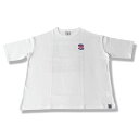 メーカー スージョ（SULLO） カテゴリー サッカー　フットサル 分類 Tシャツ 商品名 スージョ（SULLO）　1330301005 WHT　サッカー　フットサル　Tシャツ BIG SILHOUETTE SU S/S TEE 21FW 品番 SUL-1330301005-WHT カラー・仕様・サイズ 素材：綿100% カラー：WHT（ホワイト） サイズS：着丈65cm 身幅55cm 肩幅52cm 袖丈21cmM：着丈69cm 身幅58cm 肩幅55cm 袖丈23cmL：着丈73cm 身幅61cm 肩幅58cm 袖丈25cmXL：着丈77cm 身幅64cm 肩幅61cm 袖丈27cm 商品説明 上質のセミコーマ糸を使用したボディーは厚すぎず、薄すぎない、程良い加減の5.6オンスで着心地も抜群。 　 　 　 　 　 　 　 　 ※この商品のカラーは、 WHT（ホワイト） となります。