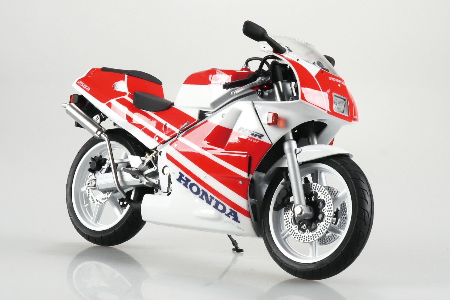 乐天商城 - アオシマ 1/12 ホンダ NSR250R 1989 (MC18型) ロスホワイト×ファイティングレッド【塗装済完成品】