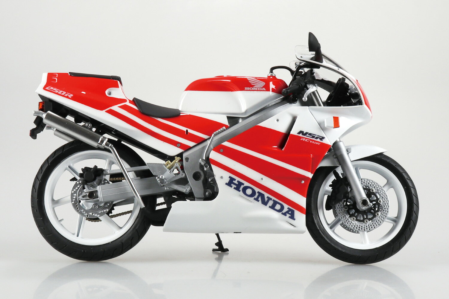 カーホビーショップ アンサーのアオシマ 1/12 ホンダ NSR250R 1989 (MC18型) ロスホワイト×ファイティングレッド【塗装済完成品】｜アングル2