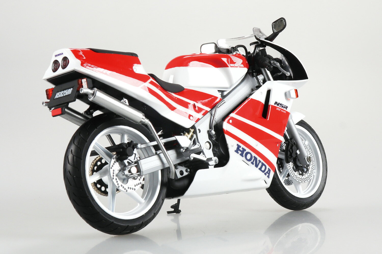 カーホビーショップ アンサーのアオシマ 1/12 ホンダ NSR250R 1989 (MC18型) ロスホワイト×ファイティングレッド【塗装済完成品】｜アングル3