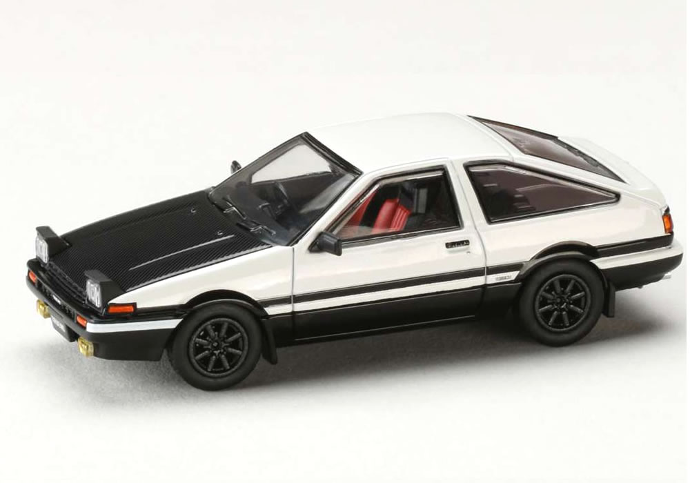 ダイキャスト製ホビージャパンの1/64ダイキャストシリーズ`HJ64`から トヨタ スプリンター トレノ GT APEX (AE86) JDM Style の登場です。 本製品は、ボンネットが開閉し、エンジンルームも再現しています。 製品には、クリアケースと台座が付属しますのでコレクションに最適です。