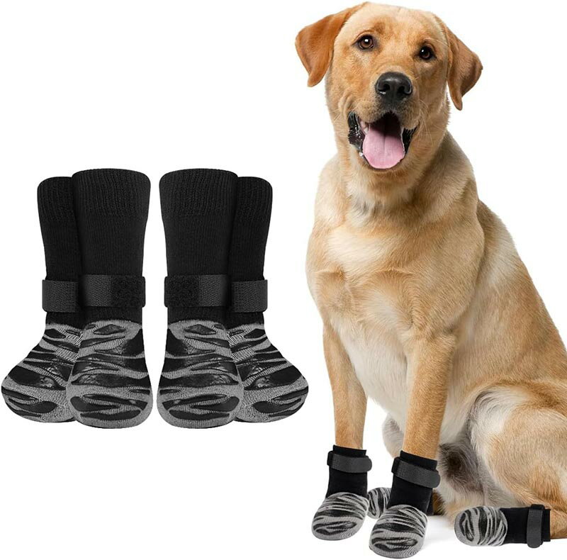 ?【新開発】犬滑り止め靴下がスルッと脱げにくい ：着脱可能なマジックテープ付きでに脱げにくい、だから犬靴下は犬の足からスルッと脱げにくい。 ?【老犬の介護に】老犬や高齢犬など肉球のグリップ力が衰えてきても、犬の靴下内側にも高品質の滑り止め加工を施したアイデア商品、歩行を強力にサポートするので、自力でトイレに行ける可能性が高まります。 ?【伸縮性と通気性 】 上質なコットンを使用し、外部機関の試験で高い通気性が確認されており、伸縮性はばつぐん。犬は肉球から汗をかくので、愛犬のことを思うなら通気性はとても重要です。 ?【傷舐め防止に 】フローリングは犬にとっては最大のリスクです。日常的なヘルニア対策に是非お使いください。足の患部の傷舐め防止にもお使いいただけます。足裏の炎症や傷、夏のアスファルトから守ります。 ?【清潔に使える】外部機関で洗濯耐性試験済み。犬靴下部分とグリップ部分共に最高評価を受けています。犬は足裏に汗をかくため、汚れても安心して洗濯できます。 ※注意事項 サイズ・重量は、多少の誤差が生じる場合がございます。 お使いのブラウザや設定により、画像と実際の商品との若干の色の違いが生じる場合がございます。予めご了承いただけますようお願いいたします。 ※簡易包装となりますのでご理解の程よろしくお願いします。 ※仕様・デザインは改良のため予告なく変更することがあります。 ご注意いただけましたら幸いです。