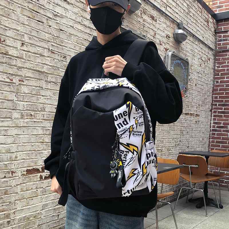 【商品名】バッグ メンズ アメリカンストリート グラフィティ リュックサック ファッション トレンド 中高生 通学 デイリー 春夏 旅行 お出かけ カジュアル 耐久性 撥水 軽量 おしゃれ【商品説明】・カラー展開: 赤、白、緑、青、赤＋チャーム、白＋チャーム、緑＋チャーム、青＋チャーム・性別: ユニセックス・シーン: レジャー、旅行・主な素材: オックスフォード生地・スタイル: ストリート、カジュアル・容量: 20L以下・機能: 通気性・PC収納サイズ: 35.56cm・柄: 幾何学模様・裏地素材: ポリエステル繊維・特徴: バイカラーデザイン・ショルダーストラップ: 曲線型【商品名】バッグ メンズ アメリカンストリート グラフィティ リュックサック ファッション トレンド 中高生 通学 デイリー 春夏 旅行 お出かけ カジュアル 耐久性 撥水 軽量 おしゃれ