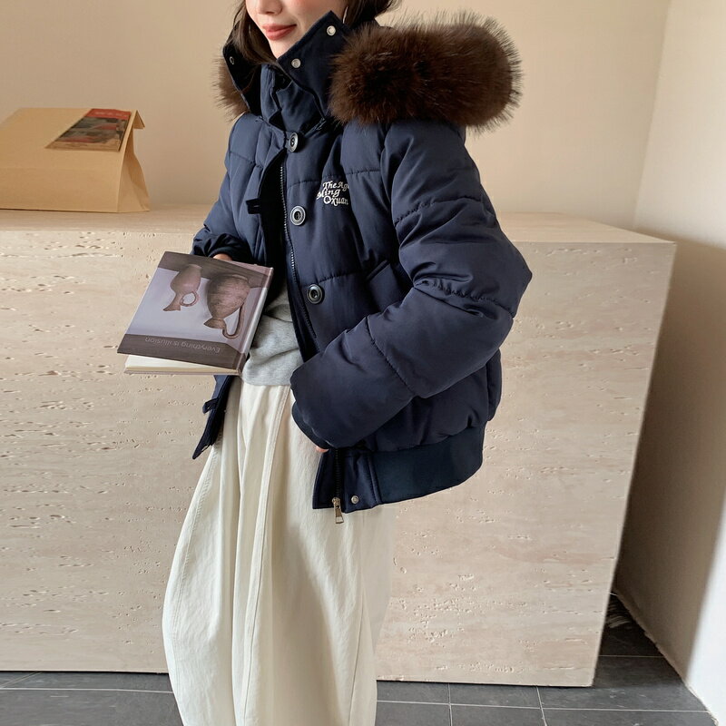 樂天商城 - フード付きスタンドカラーフェイクダウン中綿ジャケット レディース 秋 冬 秋冬 ジャケット アウター ダウンジャケット コート 中綿ジャケット フェイクダウン 中綿 フード付き ショートダウン ファー 防寒 きれいめ おしゃれ ブルゾン ショート丈 長袖 大人