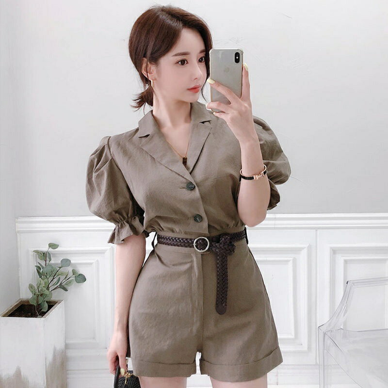 【HOT KEYWORD】 ---------------------------------------------------------- オールインワン レディース V ネック 半袖 バルーンスリーブ ボタン前開き ワイドショーツ 裾折り返し スリム スタイルアップ クール 清楚 大人女子 通勤 デート カフェ お出かけ 街歩き カジュアルビジネス トレンド 春服 夏服 日常コーデ カジュアルワークウェア 送料無料 オールインワン 無地 テーラード襟 ショート丈オールインワン 気品 ハイウエスト 着痩せワイドレッグオールインワン シンプル 通勤 お出かけ 体型カバー ワークウェアスタイル ---------------------------------------------------------- ご覧いただきありがとうございます 商品について S:総丈87cm 肩幅41cm バスト84cm ウエスト66cm ヒップ100cm 袖丈35cm M:総丈88cm 肩幅42cm バスト88cm ウエスト70cm ヒップ104cm 袖丈36cm L:総丈89cm 肩幅43cm バスト92cm ウエスト74cm ヒップ108cm 袖丈37cm XL:総丈90cm 肩幅44cm バスト96cm ウエスト78cm ヒップ112cm 袖丈38cm サイズ表記は目安です。若干の誤差がある場合がございます。 製造中（縫製、染色など）により商品において色味や柄、サイズに若干の誤差や、生地を織る際に糸の継ぎ目や多少のほつれ等が生じる場合がございますが、品質上の問題ではございませんのでご了承の上お買い求めくださいませ。 手作り商品でございますから、画像と若干異なる場合も御座います。 モデルに使用している小物、アクセサリ等は商品内容に含まれません。 発送上の状態によって商品がシワになる場合がございます。予めご了承くださいませ。 　 当店ではラッピングのサービスを行っておりません、ご了承くださいませ。　 メールについて ※メール返信とご注文対応は、平日　11時〜13時、14時〜17時頃に対応しております。 ※携帯メールでの登録は迷惑メールによりメールが届かない場合がございます。 その他 大量受注（数十着〜数百着単位）もお受け致しますので、詳しい在庫状況・納期状況など1度ご連絡下さい。 TEL：04-8606-3863（平日10時〜17時）　