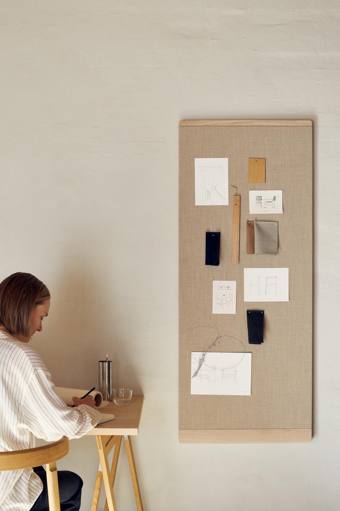 アントデザインストアの【全品10倍】Form & Refine フォーム＆リファイン Rim Pinboard リム ピンボード 掲示板 メモボード ウォールボード 壁掛け 棚付き オーク 無垢材 キャンバス ファブリック 北欧 デンマーク サステナブル インテリア おしゃれ リビング 書斎 オフィス テレワー｜アングル2