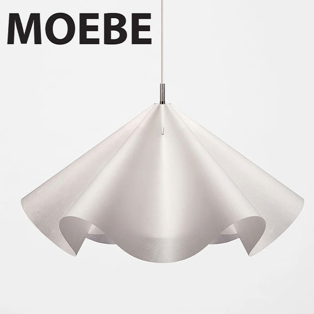※ 商品によってはラッピングできない場合があります。 MOEBE ムーベ Sinuate Pendant シニュエートペンダント M L ペンダントライト 照明 和紙 日本製 ランプシェード ランプセード 北欧 デンマーク LED オブジェ 吊り下げ 空間 陰影 デザイン おしゃれ リビング ダイニング 店舗 デンマークのブランド「MOEBE（ムーベ）」のペンダントライト「Sinuate Pendant（シニュエート ペンダント）」。日本製の和紙を使用し、接着剤や金具を使わず、紙の“張力”のみで美しい波打つフォルムを生み出した彫刻的な照明です。2枚の紙を重ね合わせた特殊な構造により、内側で光を下方に導き、外側で光を柔らかく拡散。空間全体を温かみのある穏やかな雰囲気に包み込みます。消灯時もオブジェのような佇まいで、リビングやダイニング、店舗のインテリアとして洗練された印象を与えます。サイズはMとLの2種類をご用意。和の素材と北欧のミニマルデザインが見事に融合した、おしゃれで存在感のあるランプシェードです。▼ カラー ▼ ホワイト/ブラス ホワイト/ステンレススチール 張力が生み出す彫刻的なフォルム。日本製和紙を用いた美しいペンダントライト MOEBE ムーベ / Sinuate Pendant シニュエートペンダント デンマークのデザインスタジオ「MOEBE（ムーベ）」から、やわらかく波打つようなシルエットが美しいペンダントライト「Sinuate Pendant」が登場しました。日本製の和紙を用い、接着剤や固定具を一切使用せず、計算された紙の“張力”のみで立体的な形状を生み出すユニークな構造を採用しています。 光を操る2層のレイヤー構造 2枚の紙を重ね合わせたシェードは、星型の金具に紙を差し込むことで自然な曲線を描きます。内側のレイヤーが光を下方向へ導き、外側のレイヤーがやわらかく光を拡散。ダイニングテーブルの上やリビング、ショップ空間を穏やかで温かみのある雰囲気に包み込み、点灯していない日中もまるでオブジェのような存在感を放ちます。 ■ スペック・詳細情報 ブランド：MOEBE（ムーベ / デンマーク） 商品名：Sinuate Pendant（シニュエート ペンダント） 素材：和紙（日本製）、金具（ステンレスまたは真鍮） サイズ：【Mサイズ】約 W60 × D60 × H30 cm / 【Lサイズ】約 W75 × D75 × H40 cm 重量：約 500g コード長：約 1220 mm 推奨電球：LED電球 E27口金（110W相当まで）※電球は別売りです。 【ご使用上の注意】 本製品は紙製シェードを使用しているため、白熱電球などの高温になる電球は絶対に使用しないでください。必ずLED電球をご使用いただきますようお願いいたします。 MOEBE ムーベ日本初上陸となるMOEBE ムーベは、建築家と家具職人が2014年に創業したプロダクトブランドです。北欧デンマークのシンプルで洗練さたデザインを活かした壁掛けフレーム/額縁、アートフレーム 、ポスターフレーム、壁飾りとして素敵なframeシリーズやミラー（鏡・ウォールミラー・mirror）などモダンでおしゃれなインテリア雑貨を生み出し続けています。創業わずかながら、緻密な構造とミニマリズムを妥協なく追求し、新たな機能性を持つアイテムはモダンでアートな佇まい。リビングや玄関スペースを彩り、より良いライフスタイルを創る上での可能性を広げてくれます。 ● その他のMOEBE ムーベの商品を見る ≫ ▼ ウォールミラー 30cm/50cm/70cm ▼ ▲ ウォールミラー 30cm/50cm/70cm ▲ ▼ 卓上ミラー 20cm/30cm ▼ ▲ 卓上ミラー 20cm/30cm ▲ ▼ トールウォールミラー ▼ ▲ トールウォールミラー ▲ 北欧のデザインスタジオMOEBE（ムーベ） MOEBE（ムーベ）はコペンハーゲンを拠点に、プロダクト、家具、インテリアを制作する北欧のデザインスタジオ。2015 年より 2 人の建築家マーティン・ドゥ・ネアガード・クリステンセン （Martin de Neergaard Christensen）、ニコラス・オールドロイド（Nicholas Oldroyd）、そして家具職人のアンダース・タムス（Anders Thams）で活動しています。 建築的な思考に基づき、徹底的に考え抜いた構造によるシンプルで美しいデザインを目指してすべて自社で設計を行っています。「良いデザインとは、それ自体がサステナブル（持続可能なもの）である」という信条のもと、簡単にリペア、組立、リサイクルできるパーツで構成されています。アクリル板と枠材をラバーバンドで固定するだけの「FRAME（フレーム）」、くさびで棚板を固定するシンプルな構造の「シェルビングシステム」など、緻密な構造とミニマリズムを追求したプロダクトは発表されるや否やすぐに世界的な人気を博しています。 ● その他のMOEBE ムーベの商品を見る ≫ MOEBE ムーベ Sinuate Pendant シニュエートペンダント M L ペンダントライト 照明 和紙 日本製 ランプシェード ランプセード 北欧 デンマーク LED オブジェ 吊り下げ 空間 陰影 デザイン おしゃれ リビング ダイニング 店舗 デンマークのブランド「MOEBE（ムーベ）」のペンダントライト「Sinuate Pendant（シニュエート ペンダント）」。日本製の和紙を使用し、接着剤や金具を使わず、紙の“張力”のみで美しい波打つフォルムを生み出した彫刻的な照明です。2枚の紙を重ね合わせた特殊な構造により、内側で光を下方に導き、外側で光を柔らかく拡散。空間全体を温かみのある穏やかな雰囲気に包み込みます。消灯時もオブジェのような佇まいで、リビングやダイニング、店舗のインテリアとして洗練された印象を与えます。サイズはMとLの2種類をご用意。和の素材と北欧のミニマルデザインが見事に融合した、おしゃれで存在感のあるランプシェードです。