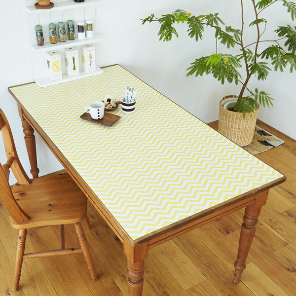 テーブルにタイル柄のリメイクシートを貼って、明るいテーブルにリメイク！イエローのギザギザ柄のリメイクシートを貼れば、シンプルなテーブルにもオリジナリティが生まれポップな雰囲気になりますね。