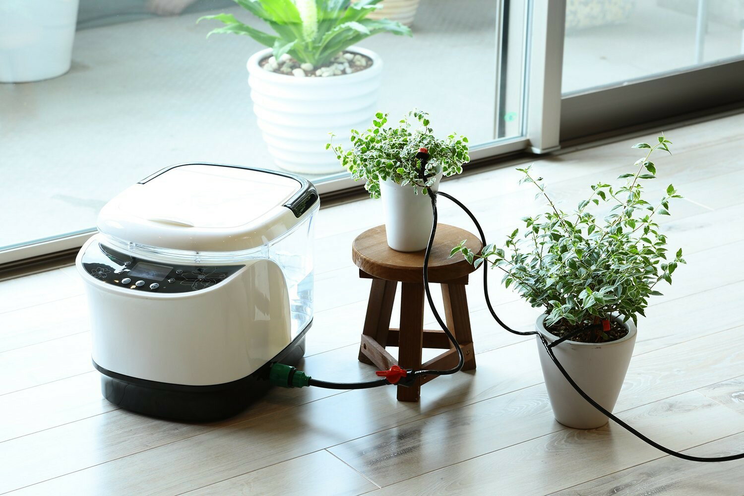 ソーラー自動灌水器 水やり花子 電源 水道 不要 ソーラー 充電式 自動散水 自動水やりシステム 自動散水機 家庭用 タイマー Sol Kansuiki ファンクスストア 通販 Mick良品本舗 店funks 水やり 自動 タイマー 電池式 水やり器 灌水器 ベランダ 電池 植物 花