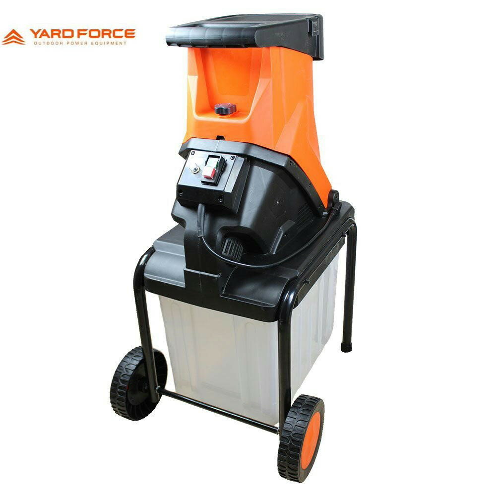 【商品名】 YARD FORCE 枝シュレッダー 　 【セット内容】 本体、押込み棒 【電源・電力】 ◆電源：AC100V　　◆消費電力：1450W 【サイズ】 約 幅47×奥行53×高さ88cm 【コード長さ】3m 【重量】 約 12.5kg 【材質】 ◆本体：スチール、樹脂他　　◆刃：炭素鋼 【保証】 1年 【メーカー】 YARD FORCE 【生産国】 中国 【区分】 家電 【JAN】 6939500721921 【発送に関して】 弊社提携倉庫より発送の為、下記事項をご一読の上お買い求め下さいませ。 ※代金引換決済は承れません ※日時指定はお受けできない商品です 修理・不具合に関するお問い合わせ先はコチラ→TEL 0570-022-120 / YARD FORCE JAPAN カスタマーサポート専用ダイヤルお庭の木の剪定後に出る小枝や葉っぱを、約1/10サイズに粉砕できる家庭用100Vのガーデンシュレッダーです。木々の成長する季節に伴い必要となってくる庭の手入れや現場作業の場で大活躍します。 【商品特徴】 ・1450Wのハイパワーでみるみる粉砕!庭の手入れなどで切った枝の後始末が大変楽になります♪ ・枝シュレッダーは難しい操作を必要としません。上から枝を入れるだけで粉砕してチップにしてくれます。タイヤ付きなので切った枝木の場所までカンタンに移動できます。 ※ご使用の際は安全のため、必ず保護メガネ、手袋をご使用ください。 ・ツタなど繊維の多い枝葉が絡まりにくく、また作動音が静かなため住宅地での作業も周囲が気になりません。 ・大量に出た枝はかさばるし、ごみ袋にいれて一度に処分するのも一苦労でしたが、枝シュレッダーで粉砕後のチップは、有機肥料や腐葉土にしたり、庭木の周りに敷いて乾燥防止として再利用するなど様々な活用法があります。