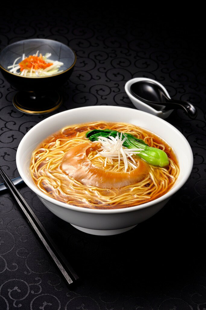 ふかひれ姿煮入り本格ラーメン。化粧箱に入った贈り物におすすめの1点です　石渡商店 気仙沼 鱶鰭姿煮羅亜麵 ふかひれラーメン 醤油味 3食 贈り物 ギフトBOX 特製フカヒレ姿煮 代引き不可