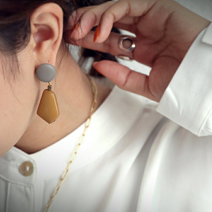 ピアス 耳元にノーブルな装い。こっくりカラーの配色ピアス・再販。(10)メール便可のサムネイル