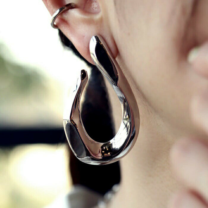 アクセ送料無料 ピアス アクセサリー シルバー ゴールド フープ サークル 円形 大ぶり 変形 ヴィンテージ デザイン モダン デザイン シンプル シック 大人 レディース おしゃれ 誕生日 プレゼント・(10)メール便可のサムネイル