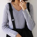定番、綿ニット。色違いで揃えたくなる。リブVネックコットンニ...