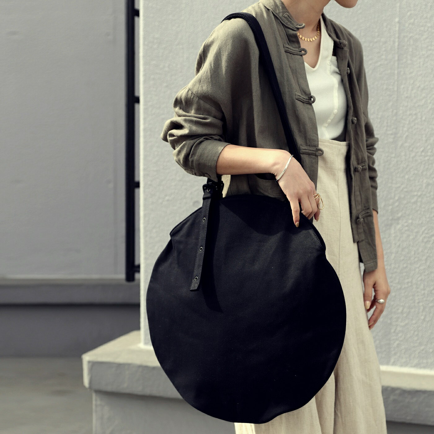 個性派。シンプルながらも主張あるデザイン。丸ビッグトート 送料無料・再再販。メール便不可のサムネイル