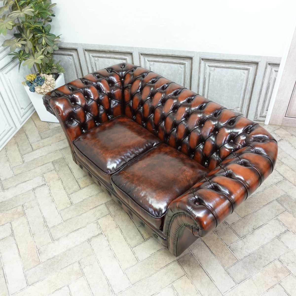 輸入家具 チェスターフィールド ソファ アンティーク ソファー そふぁ ヴィンセント ソファ 二人掛け 2シーター アンティーク ダブルソファ 2人用 英国 イギリス ホテル レストラン 店舗什器 カフェ 美容室 バタフライ 革張り レザー 本革 本皮 ブラウン 茶 vj2ls7126k [2]