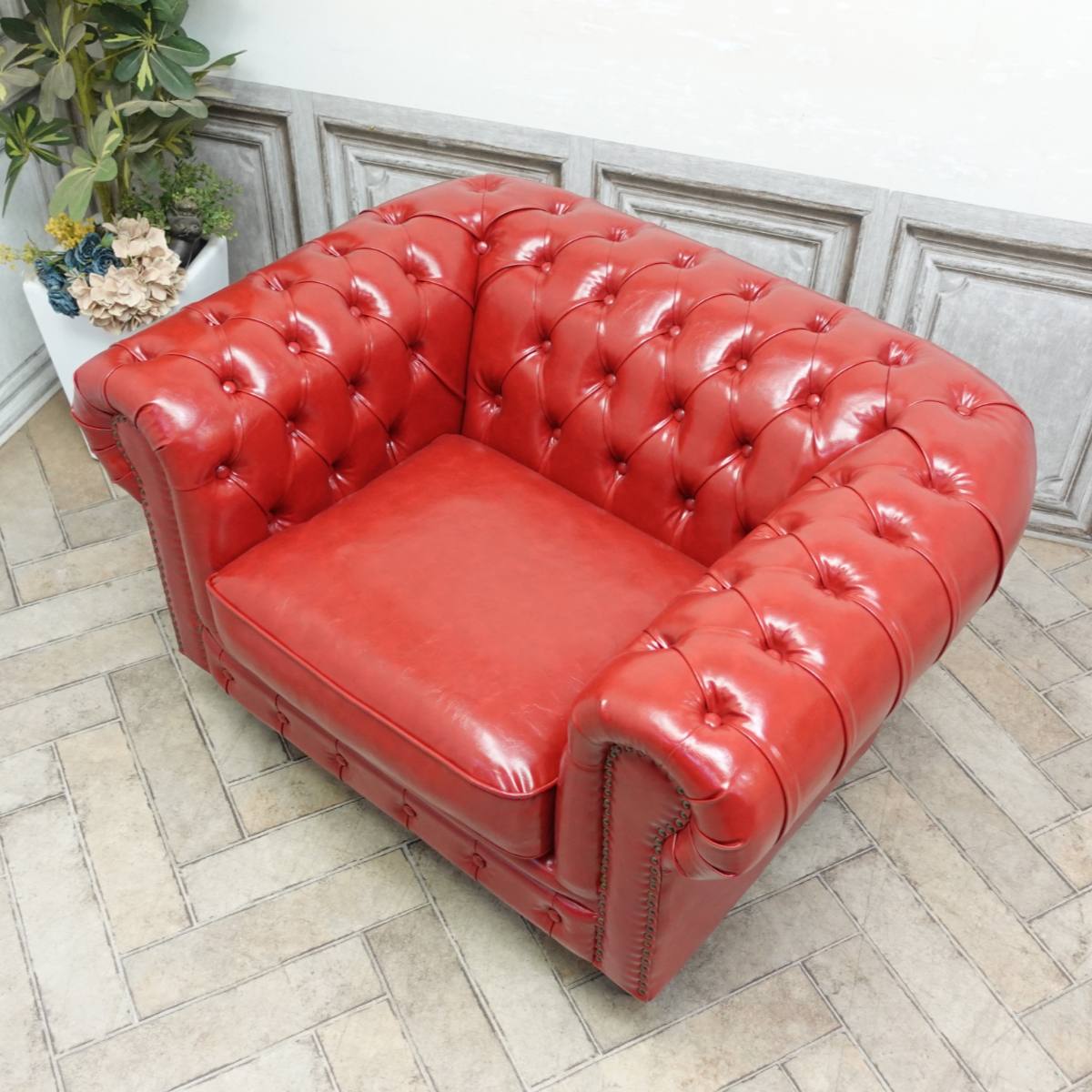 輸入家具 アンティーク ソファー そふぁ 1人掛け 一人用 1.5人掛け ワイドシングルソファ クラブマンシリーズ 英国 イギリス ヴィンテージ アンティーク ホテル レストラン カフェ 店舗什器 チェスターフィールド フェイクレザー 合皮 PU 送料無料 レッド 赤 vx1.5p63