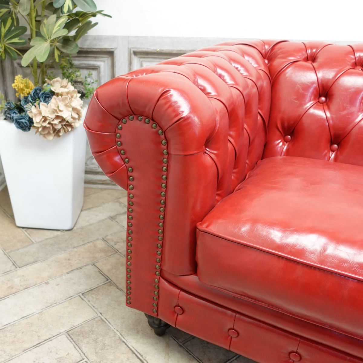 輸入家具 アンティーク ソファー そふぁ 1人掛け 一人用 1.5人掛け ワイドシングルソファ クラブマンシリーズ 英国 イギリス ヴィンテージ アンティーク ホテル レストラン カフェ 店舗什器 チェスターフィールド フェイクレザー 合皮 PU 送料無料 レッド 赤 vx1.5p63 [2]