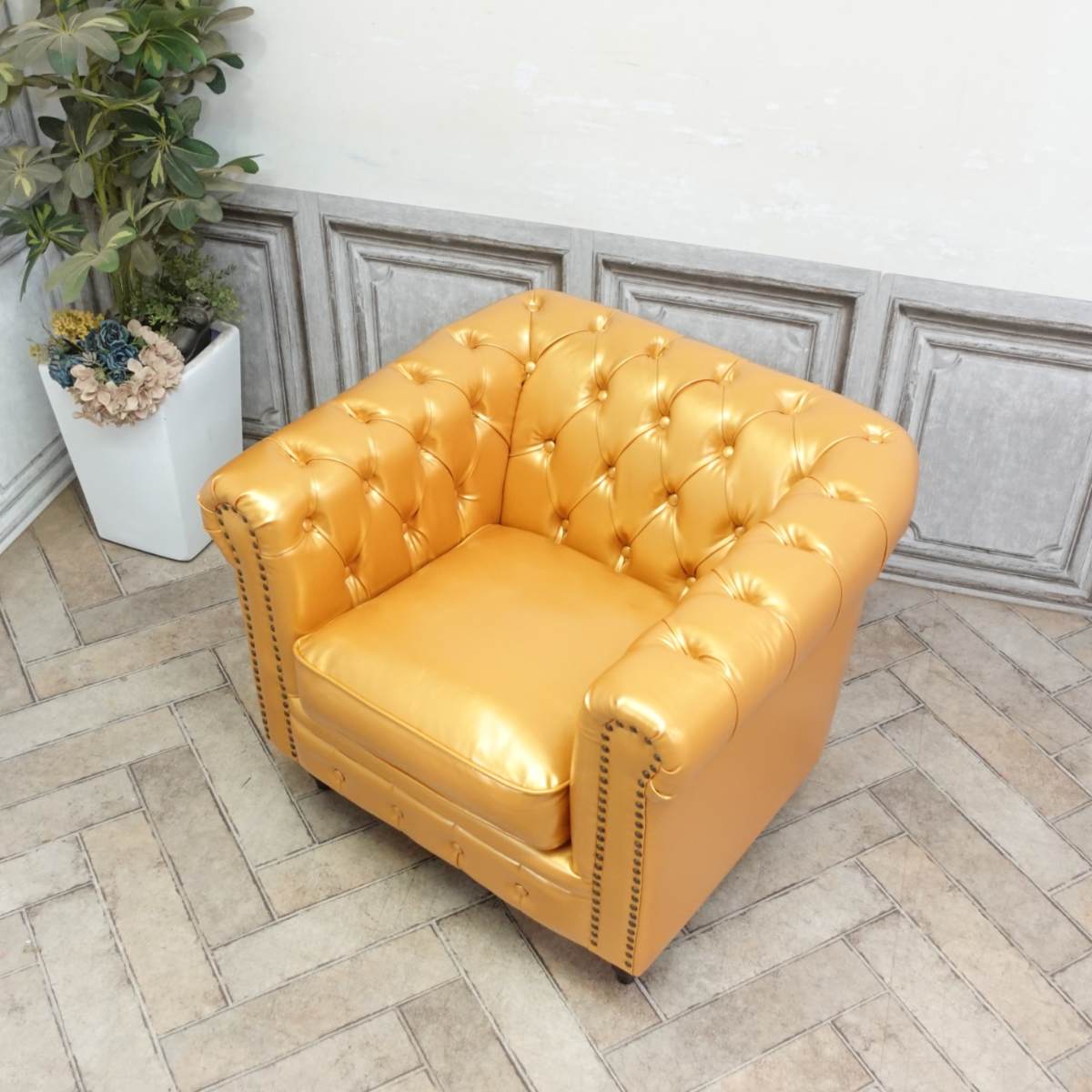 輸入家具 チェスターフィールド ソファ ソファ 一人掛け おしゃれ アンティーク ソファー そふぁ ヴィンセント ソファ 1人掛け 1シーター アンティーク シングルソファー 1人用 英国 イギリス デザイナーズ 店舗什器 美容室 フェイクレザー PU 合皮 ゴールド vc1p113k [2]