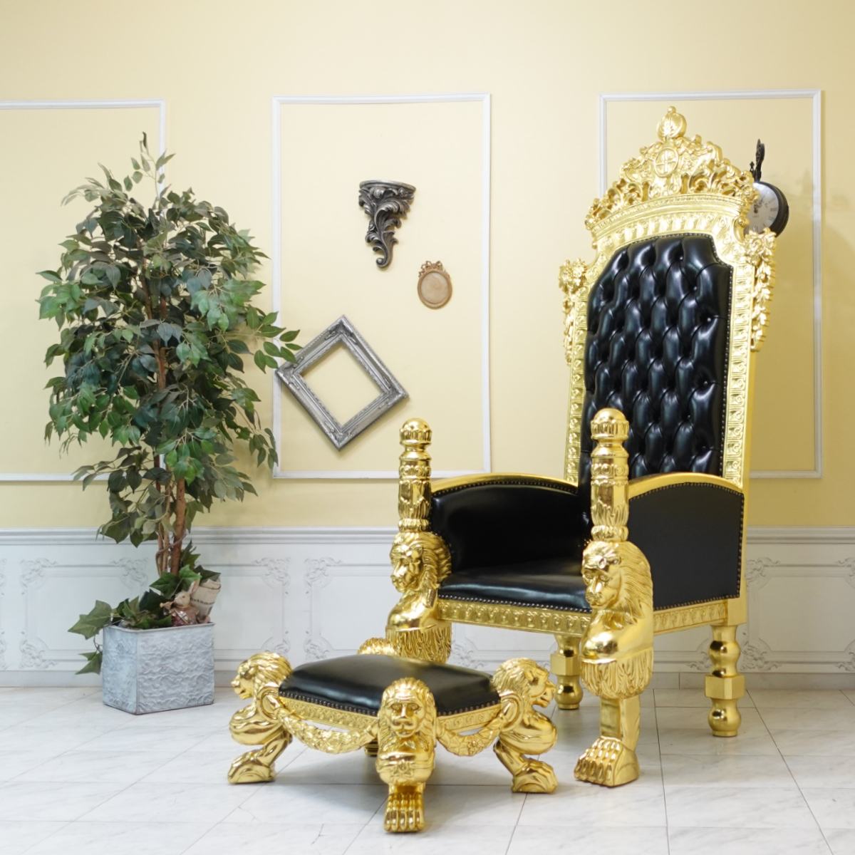 輸入家具 高級 ソファー キングチェア 玉座 王様椅子 ソファ アンティーク おしゃれ ソファ 1人掛け ソファー 一人掛け アームチェア ロココ調家具 ヴィンテージ ビンテージ デザイナーズ ゴールドフレーム オットマン付 本皮 革張り 本革 レザー ブラック 黒 1010-10l17b