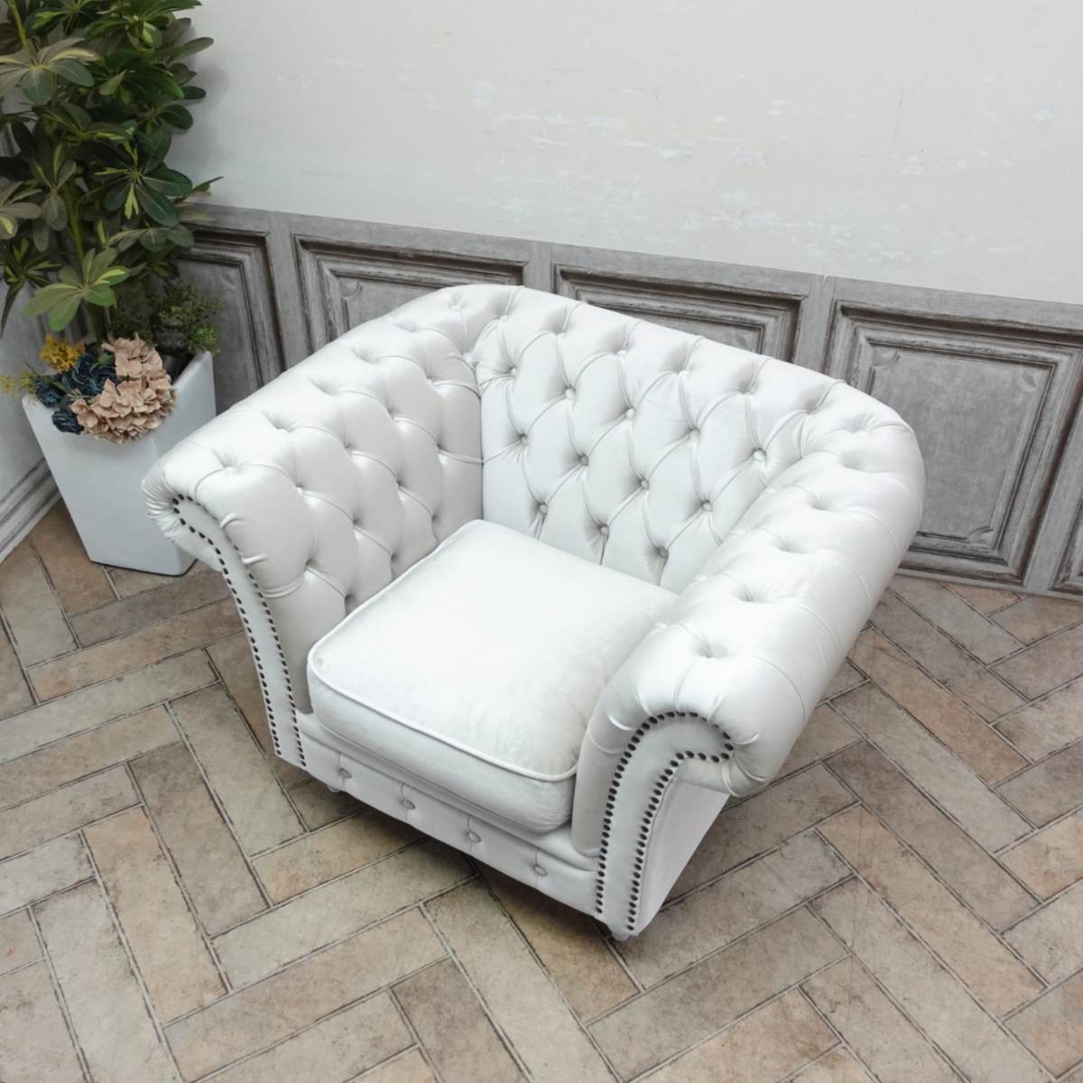 輸入家具 高級 一人掛け ソファー 1人掛け 一人用 アンティーク シングルソファー チェスターフィールド ソファ ヴィンセント イギリス 英国 おしゃれ 可愛い かわいい レトロ 姫系 ソファー デザイナーズ エステサロン パール ファブリック ホワイトフット vj1f220w