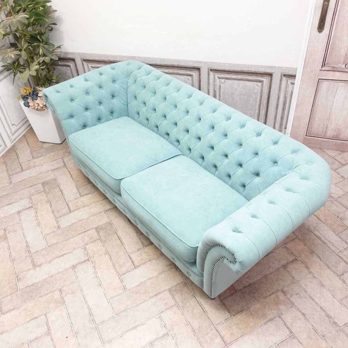 三人用 ソファー おしゃれ ソファ チェスターフィールド ソファー チェスターフィールドソファ オフィス ソファ モダン 3人掛け ソファ ホテル レストラン カフェ 美容室 三人掛け アンティーク 家具 イギリス バタフライ ベルベット ベロア ペールブルー 水色 vj3f238k