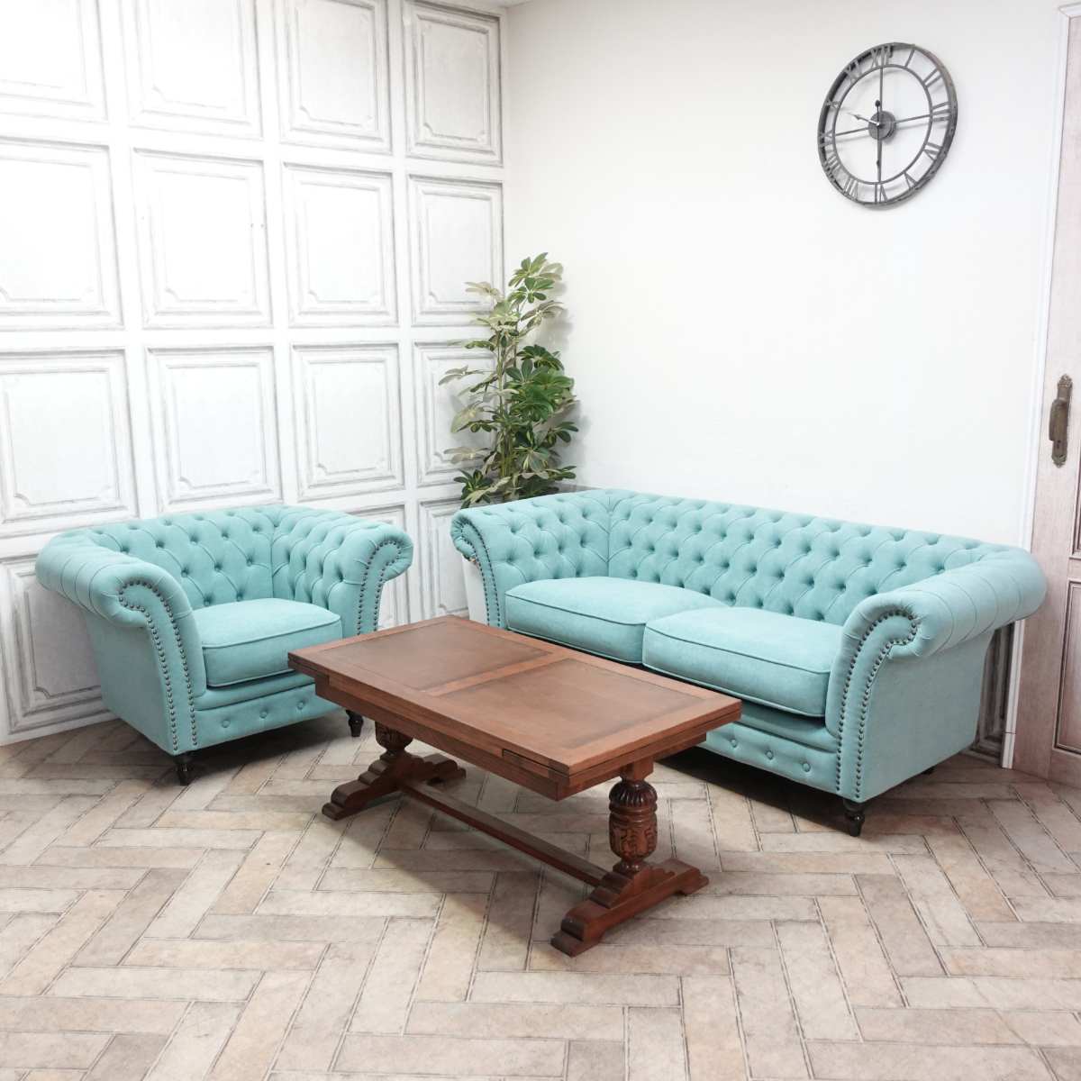 三人用 ソファー おしゃれ ソファ チェスターフィールド ソファー チェスターフィールドソファ オフィス ソファ モダン 3人掛け ソファ ホテル レストラン カフェ 美容室 三人掛け アンティーク 家具 イギリス バタフライ ベルベット ベロア ペールブルー 水色 vj3f238k [2]