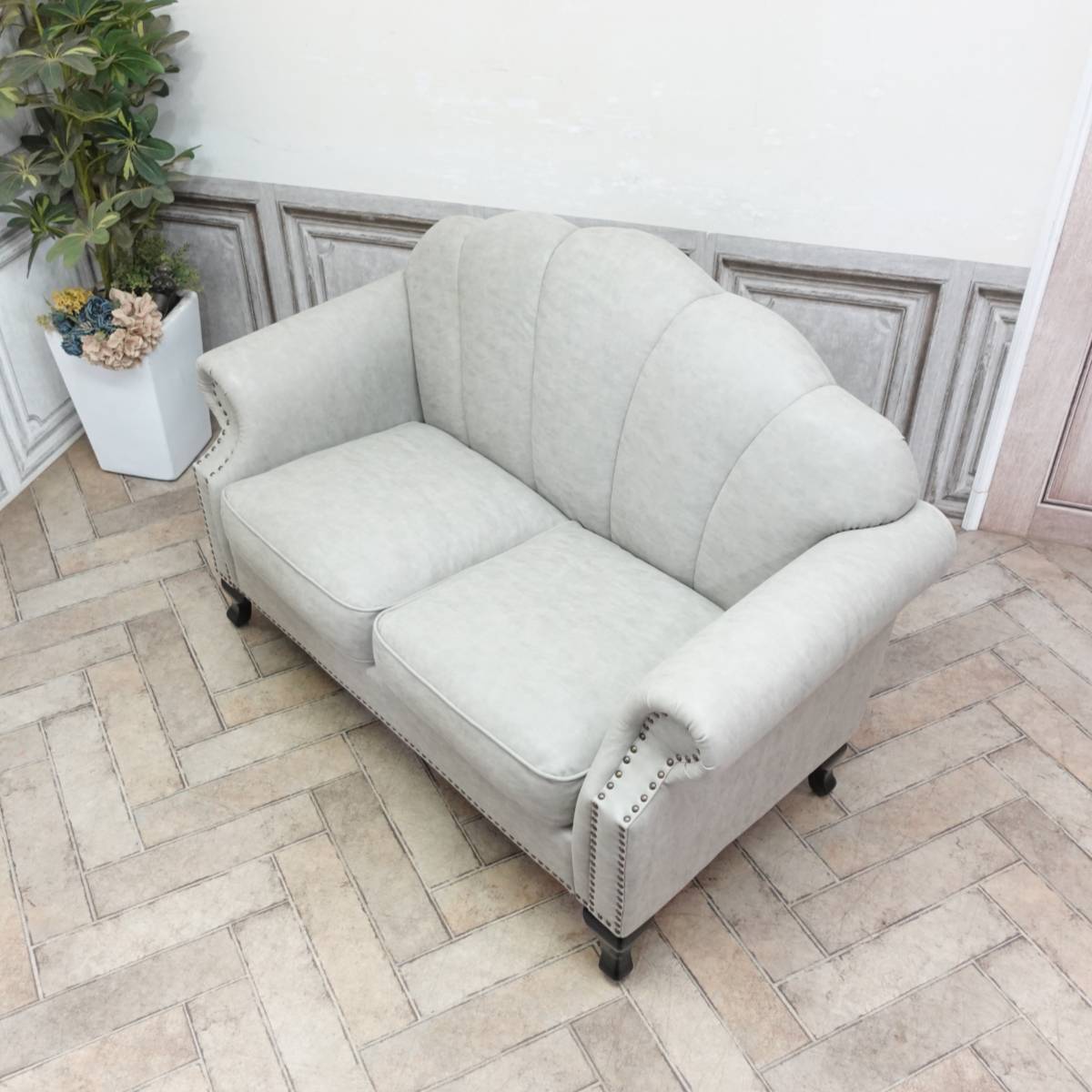 輸入家具 姫系 ソファー 二人掛け ソファ 2人用 シェルファ ダブルソファー 猫足 猫脚 貝殻 シェル おしゃれ ソファ かわいい ヨーロッパ デザイナーズ モダンインテリア 店舗什器 可愛い ソファー ホテル 美容室 エステサロン フェイクレザー 合皮 グレージュ vs2p101k [2]