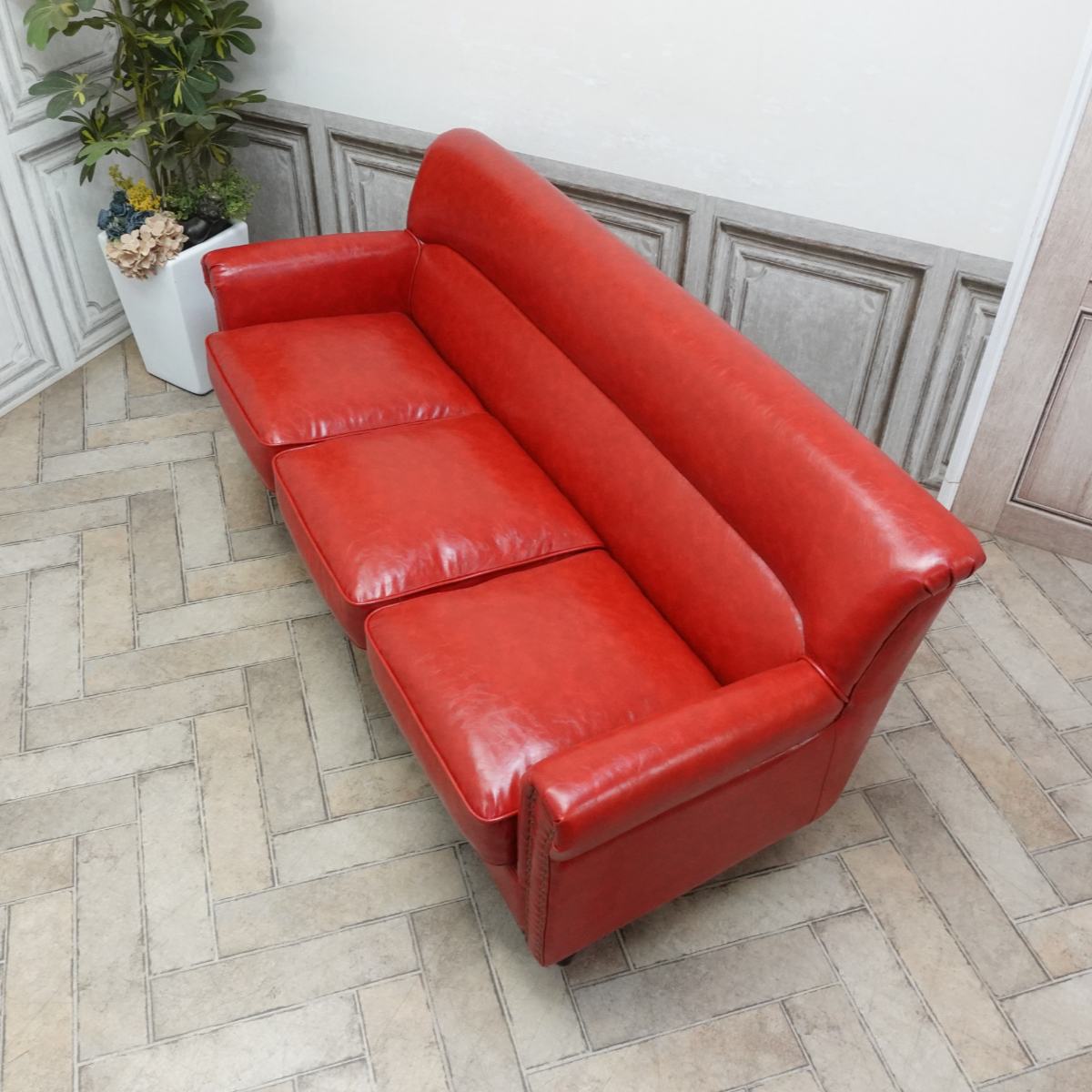 輸入家具 ヨーロッパ ソファー おしゃれ ソファ 3人掛け ソファ 姫系 家具 三人掛け デザイナーズ シャビーシック ソファー 美容室 ソファ エステサロン ヴィンセント トリプルソファ アームソファ ビンテージ レトロ イギリス フェイクレザー 合皮 PU 赤 レッド vn3p63k [2]