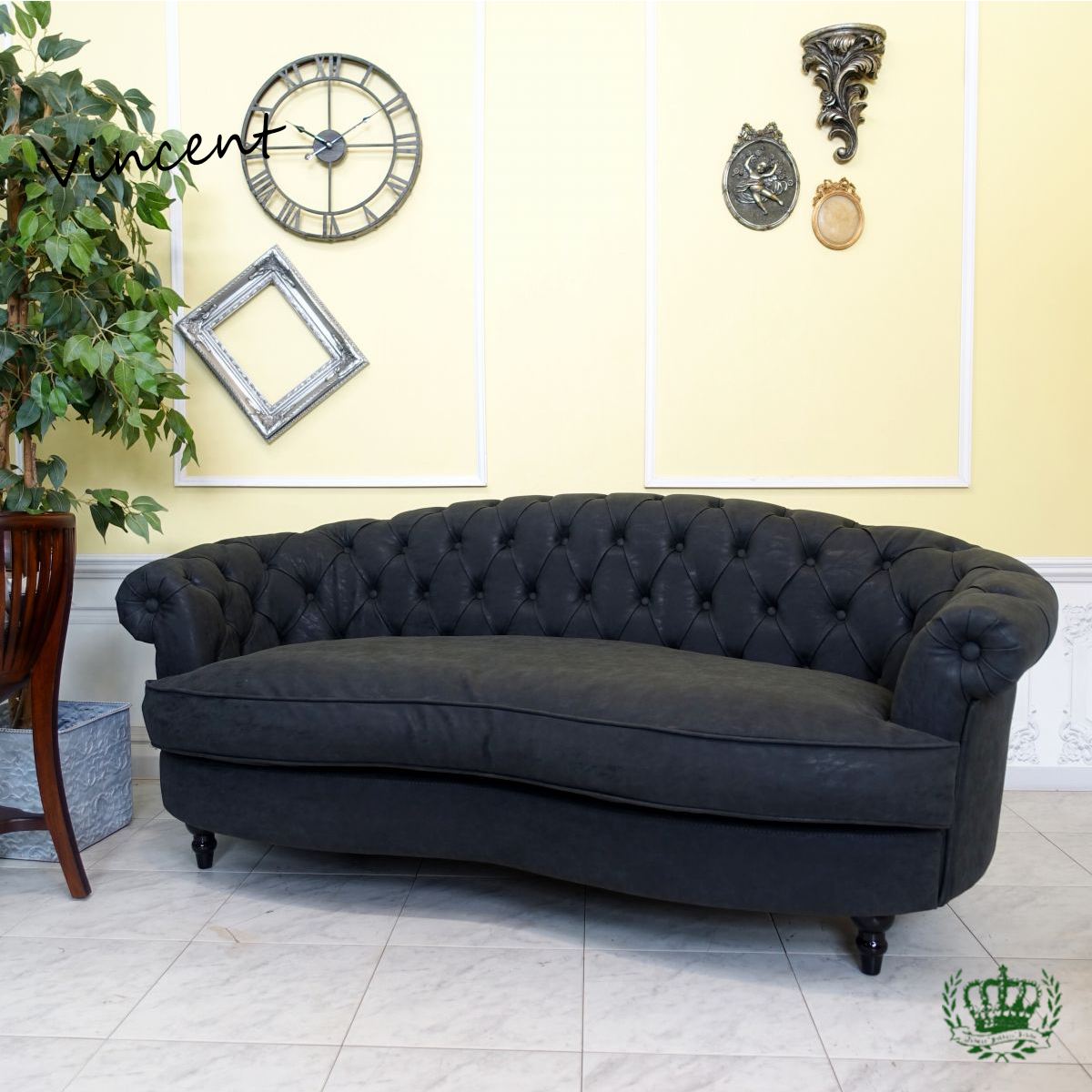 乐天商城 - 輸入家具 チェスターフィールド ソファ アンティーク ソファー そふぁ モーソファ 三人掛け 送料無料 アンティーク トリプルソファ 3人用 英国 イギリス ホテル レストラン ローソファ ラウンジ 飲食店 店舗什器 カフェ 美容室 フェイクレザー PU 合皮 ブラック 黒 nm3p71k