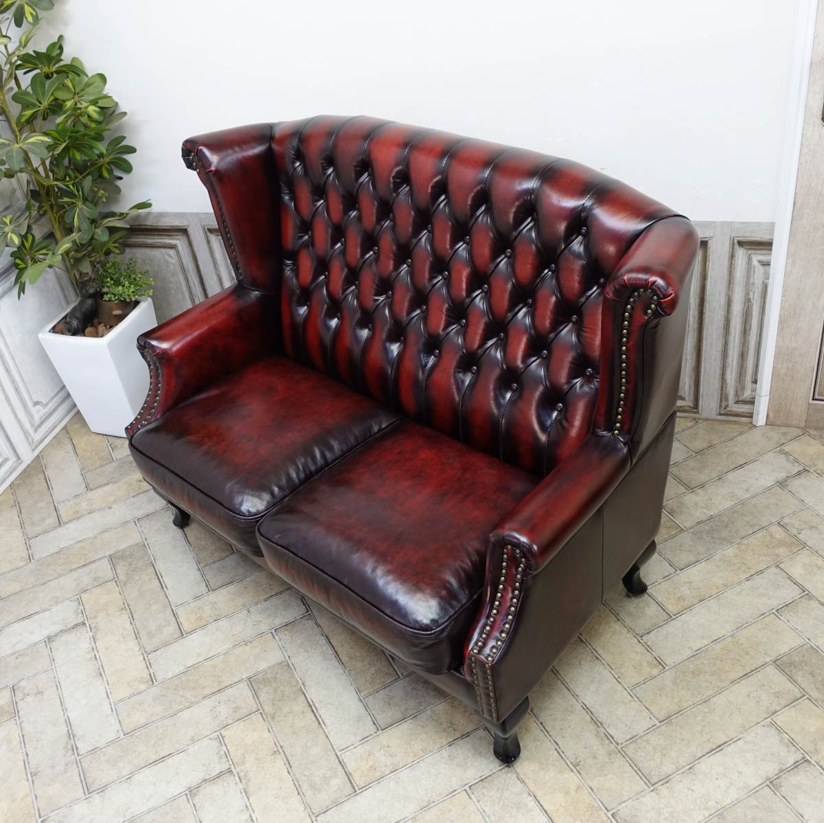輸入家具 チェスターフィールド ソファ アンティーク ソファー そふぁ 革張り ソファ 二人掛け オックスフォード ダブルソファ 2人用 英国 イギリス ホテル レストラン 書斎 飲食店 店舗什器 カフェ 美容室 ウィングチェア レザー 本革 本皮 赤 レッド SA-256