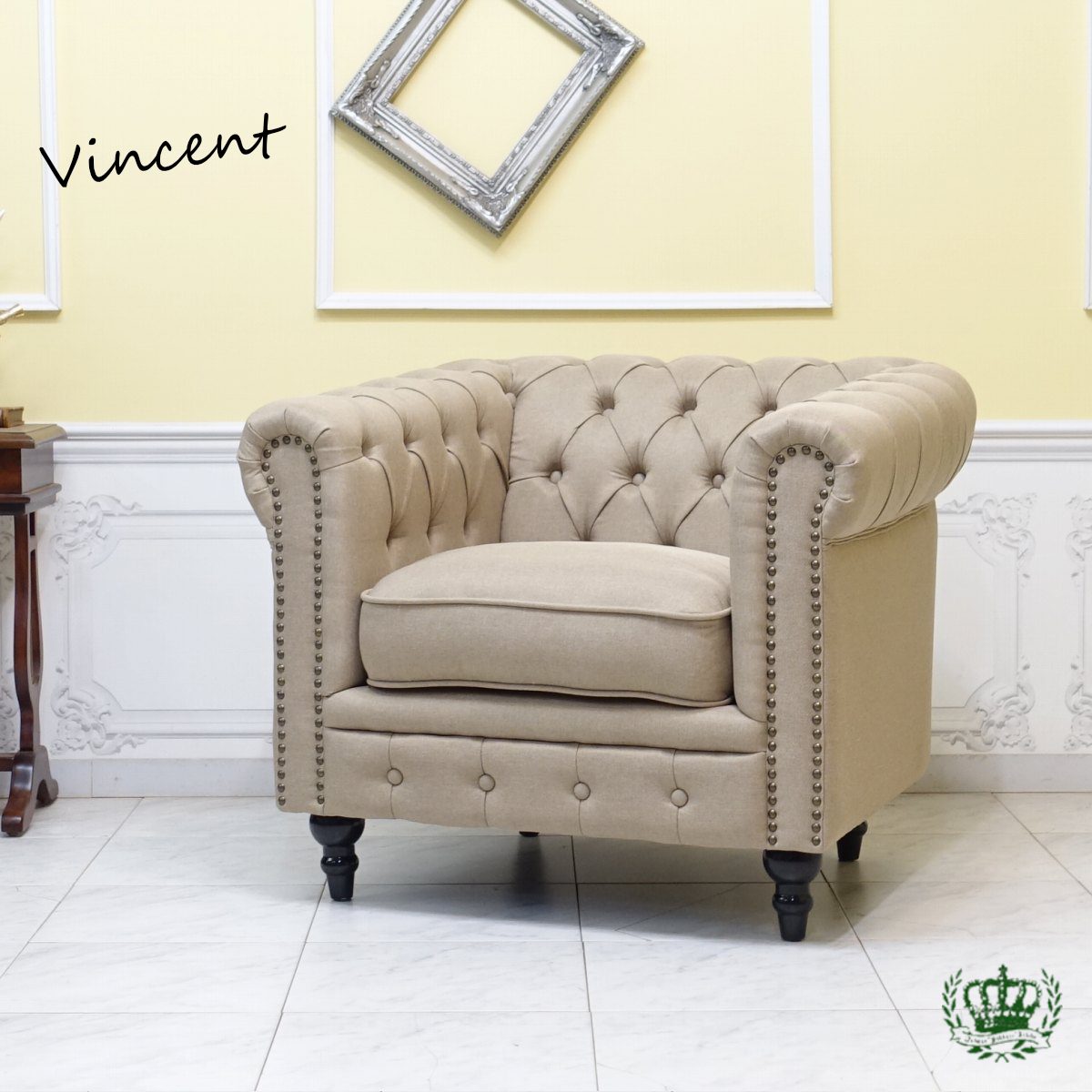 乐天商城 - 輸入家具 一人掛け コンパクトソファ デザイナーズ 1人用 ソファ チェスターフィールド ソファ 書斎 ソファー イギリス 英国 ヴィンテージ レトロ 北欧 モダン 応接 チェスターフィールドソファ ビンテージ シャビーシック ナチュラル モダン ファブリック ベージュ vc1f53k