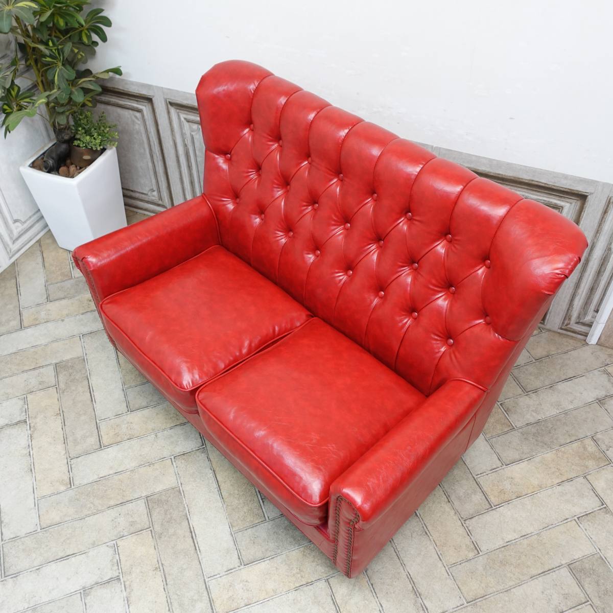 ソファー 2人掛け アンティーク 輸入家具 チェスターフィールド ソファ 二人掛け ハイバック ソファー イギリス 英国 ヴィンテージ ソファ レトロ ダブルソファ ホテル レストラン カフェ オフィス 西海岸 クラブマン 撮影 美容室 フェイクレザー PU 合皮 レッド vh2p63k